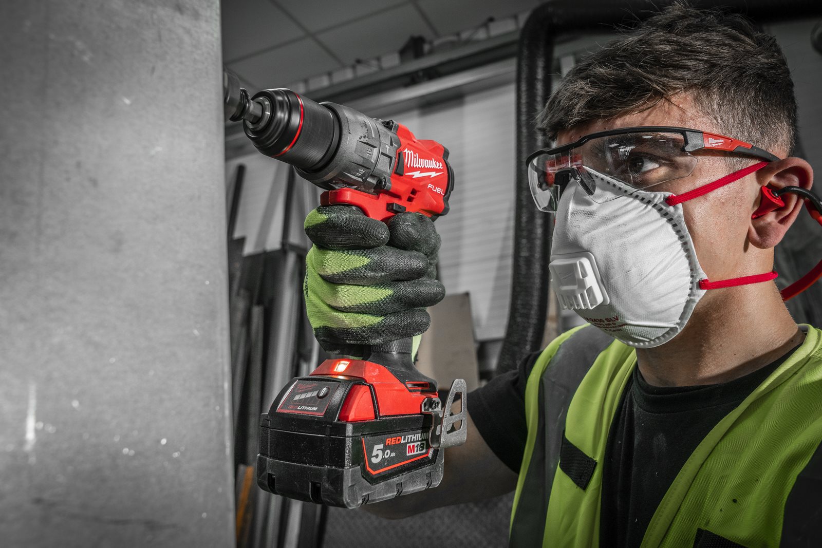Mașină de găurit cu percuție M18 FUEL Milwaukee M18 FPD3-0X - in utilizare 16
