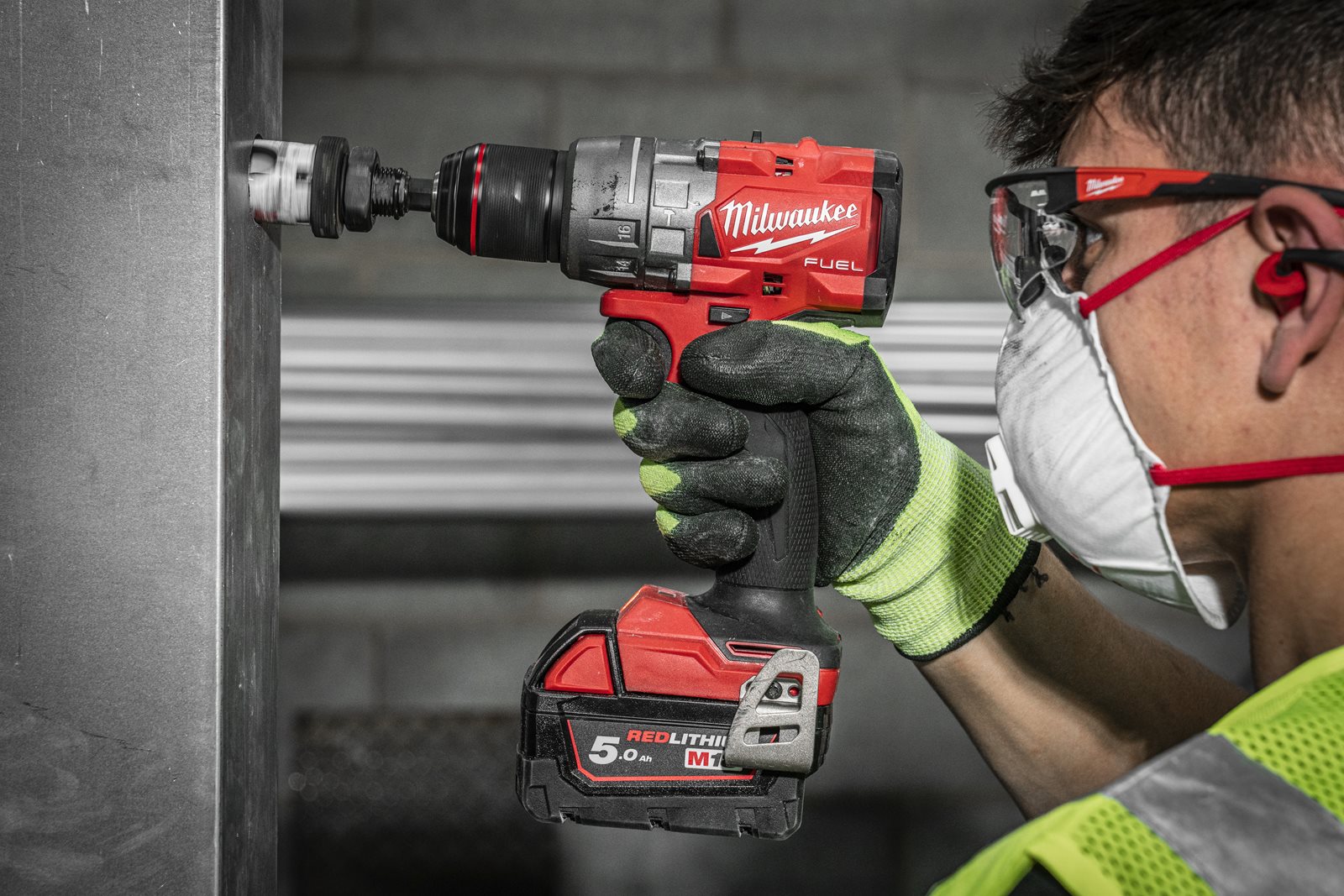 Mașină de găurit cu percuție M18 FUEL Milwaukee M18 FPD3-0X - in utilizare 17