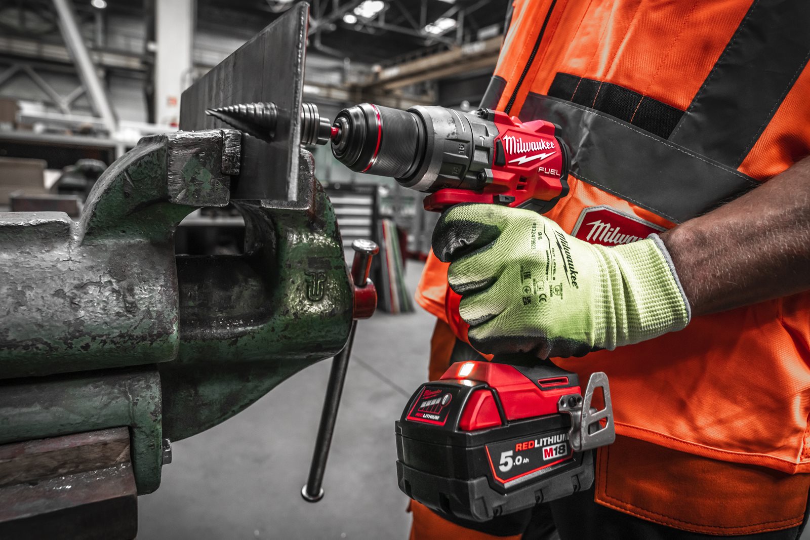 Mașină de găurit cu percuție M18 FUEL Milwaukee M18 FPD3-0X - in utilizare 2