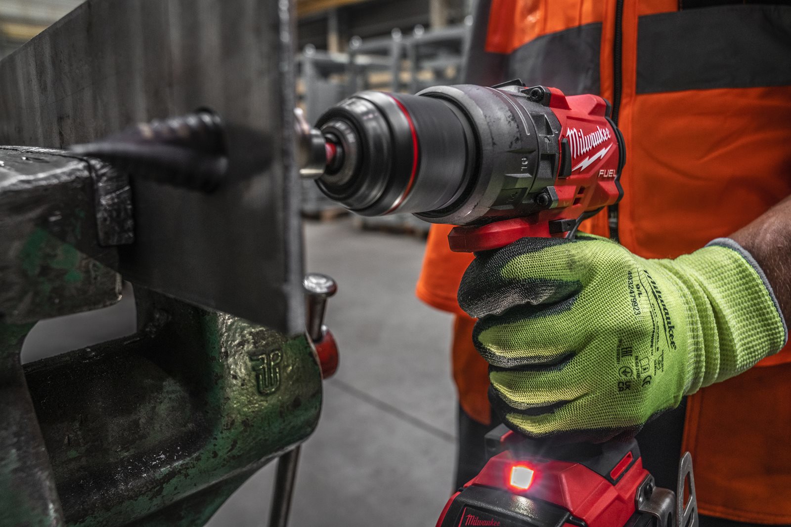 Mașină de găurit cu percuție M18 FUEL Milwaukee M18 FPD3-0X - in utilizare 5