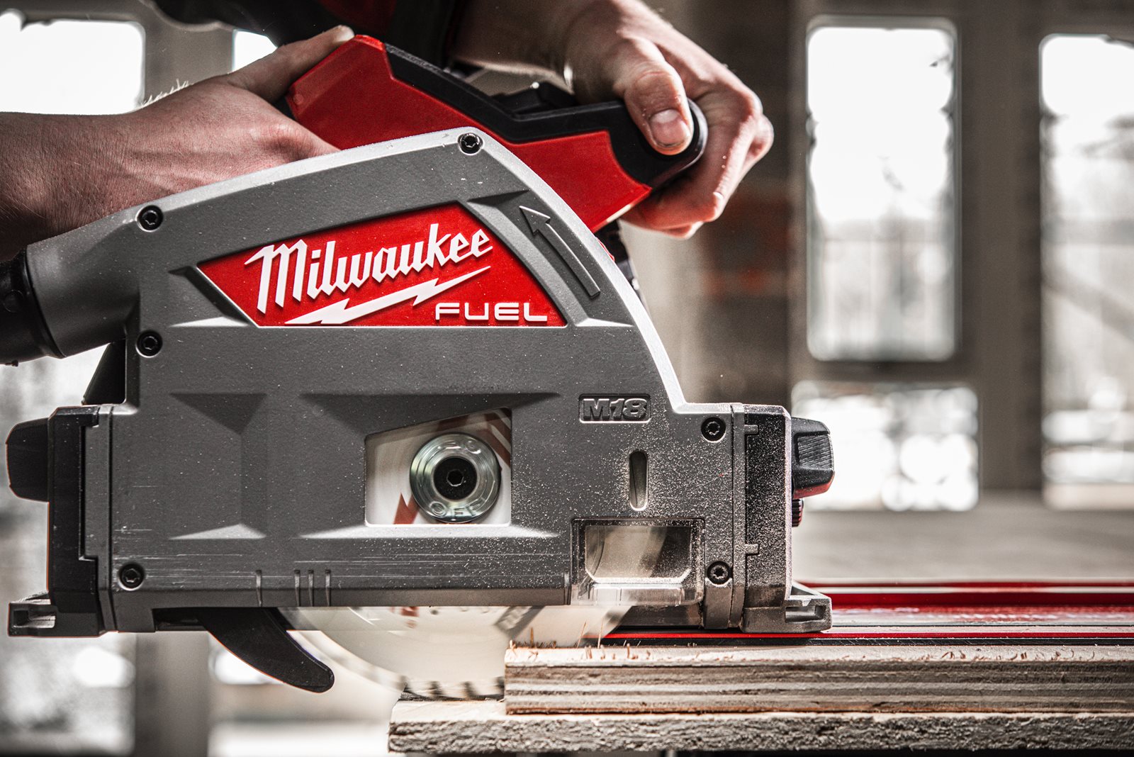 Fierăstrău circular M18 FUEL 55 cm Milwaukee M18 FPS55-0P - in utilizare 8