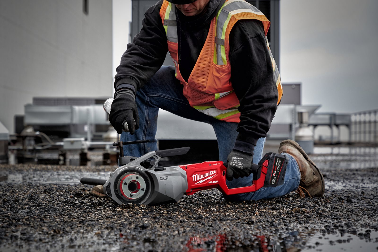 Dispozitiv de filetat țevi M18 FUEL de 2" cu ONE-KEY Milwaukee M18 FPT2-0C - in utilizare 1