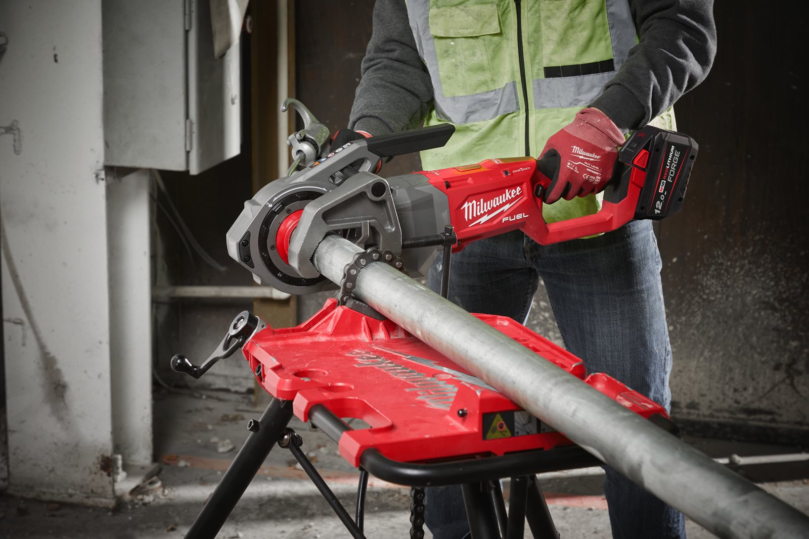 Dispozitiv de filetat țevi M18 FUEL de 2" cu ONE-KEY Milwaukee M18 FPT2-0C - in utilizare 11