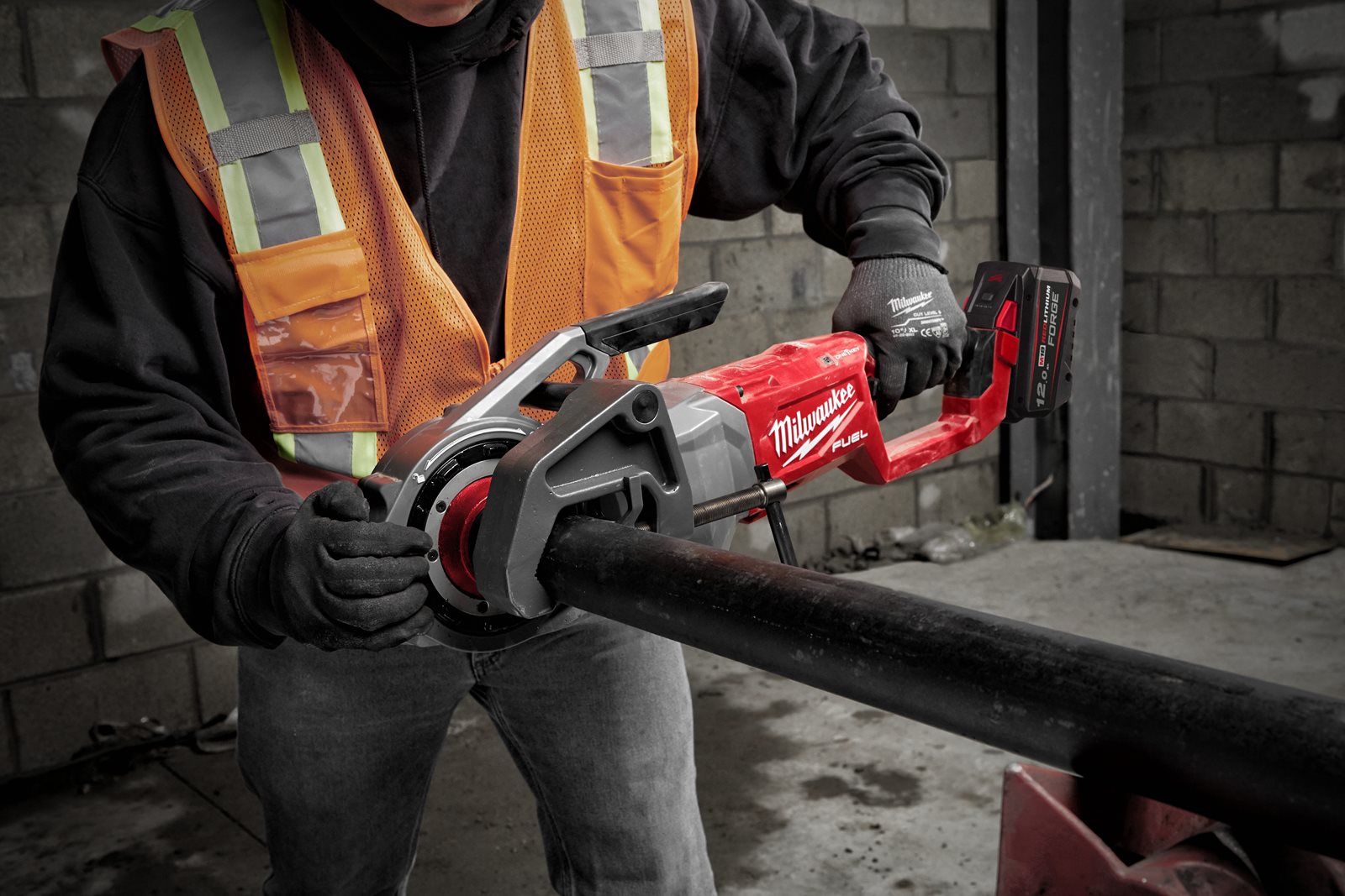 Dispozitiv de filetat țevi M18 FUEL de 2" cu ONE-KEY Milwaukee M18 FPT2-0C - in utilizare 2