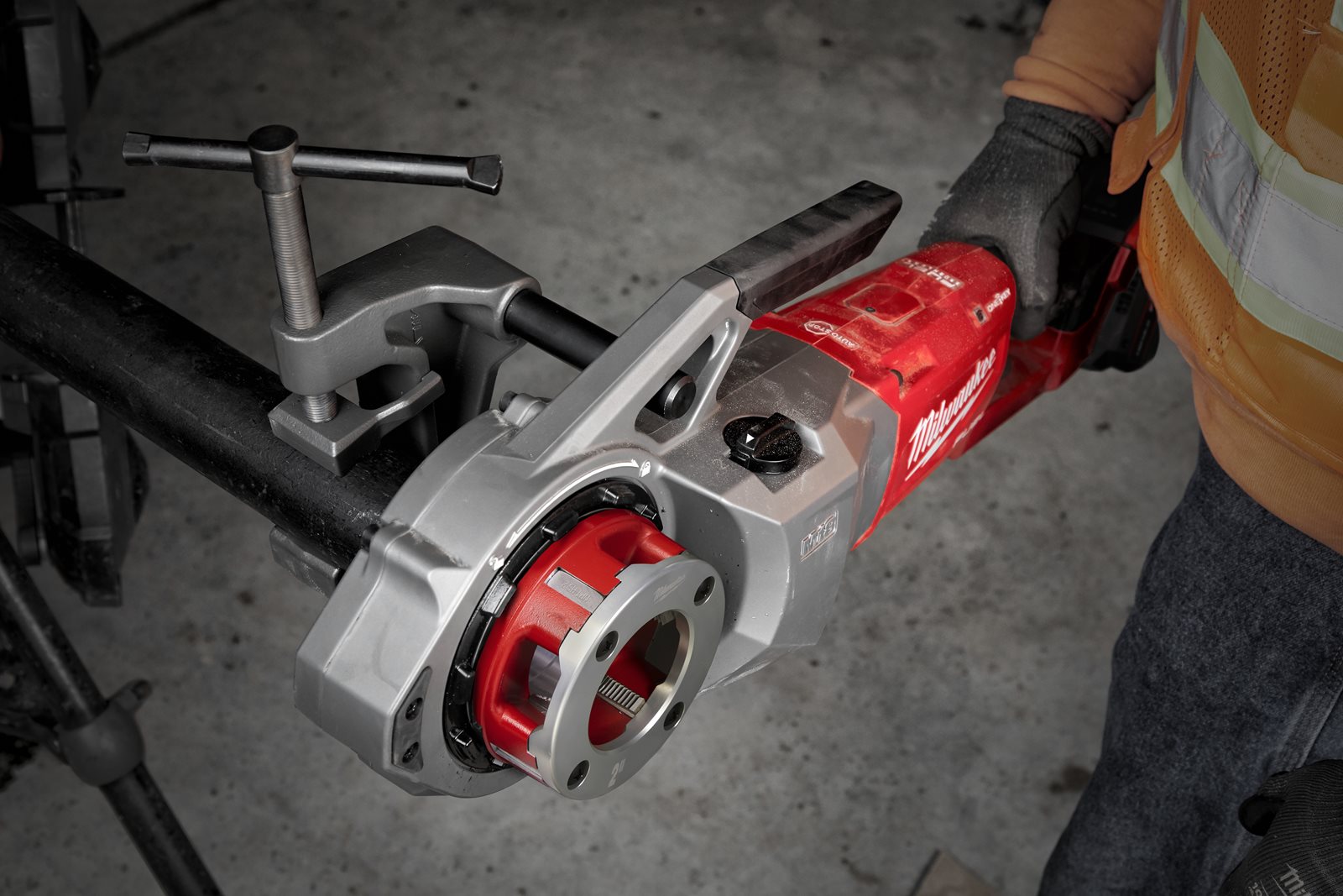 Dispozitiv de filetat țevi M18 FUEL de 2" cu ONE-KEY Milwaukee M18 FPT2-0C - in utilizare 3