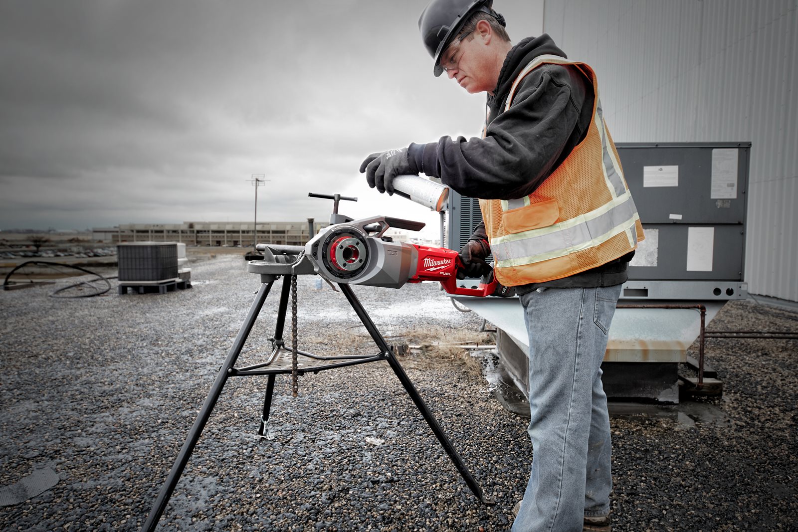 Dispozitiv de filetat țevi M18 FUEL de 2" cu ONE-KEY Milwaukee M18 FPT2-0C - in utilizare 4