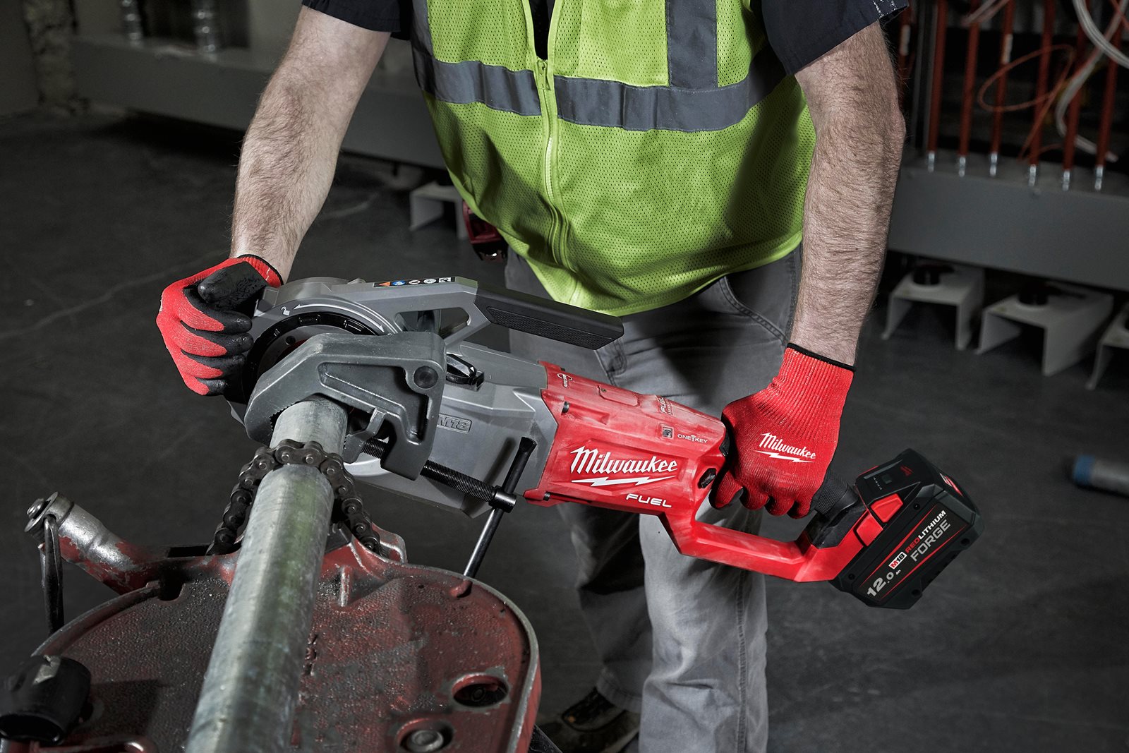 Dispozitiv de filetat țevi M18 FUEL de 2" cu ONE-KEY Milwaukee M18 FPT2-0C - in utilizare 6