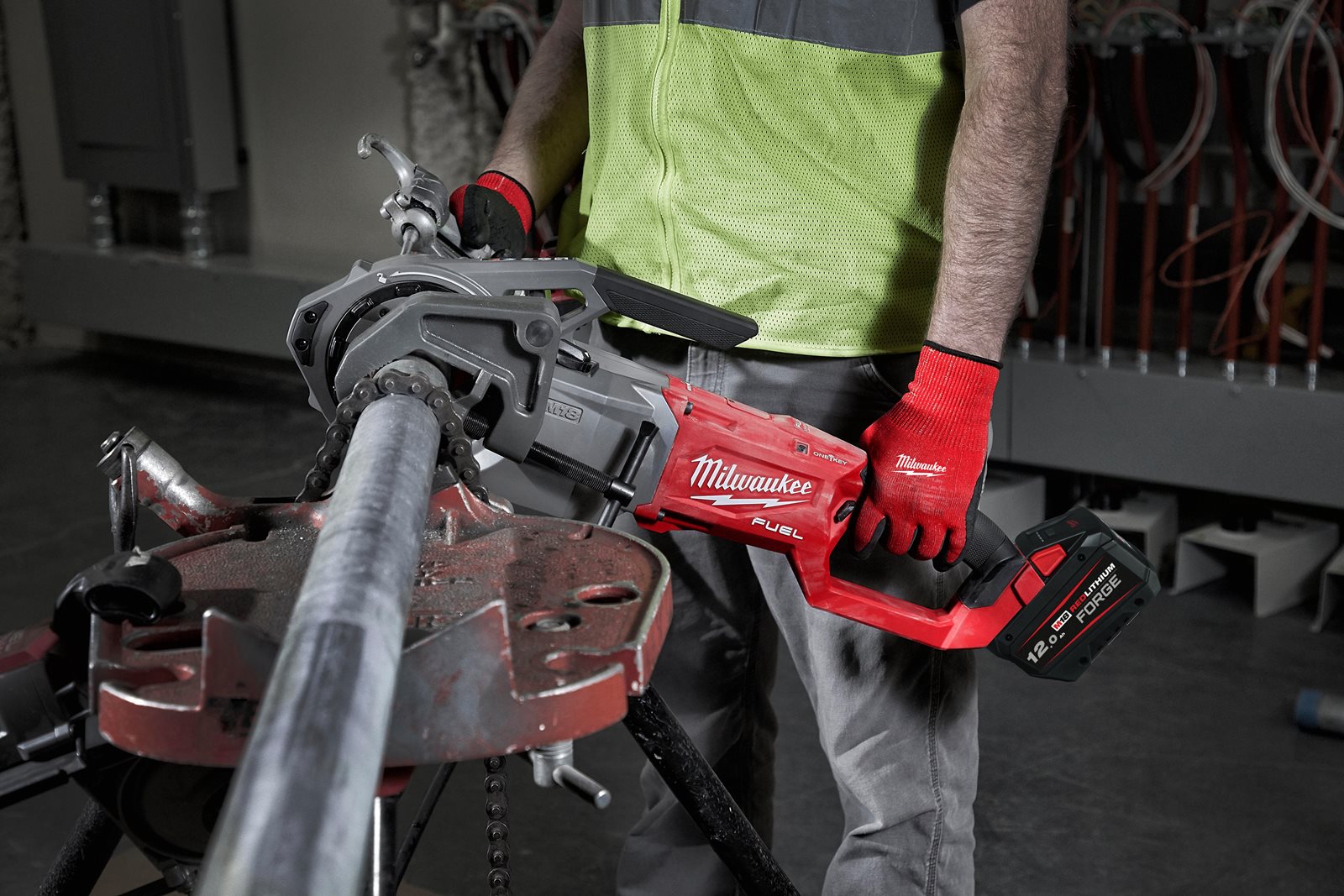 Dispozitiv de filetat țevi M18 FUEL de 2" cu ONE-KEY Milwaukee M18 FPT2-0C - in utilizare 7