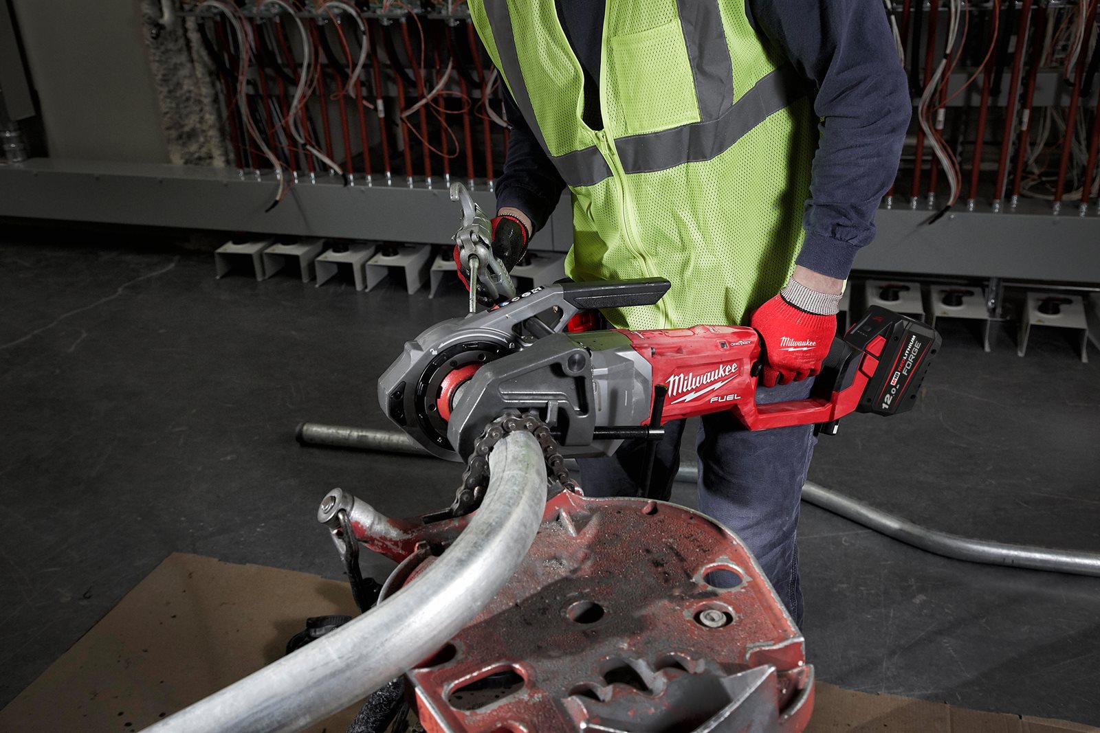Dispozitiv de filetat țevi M18 FUEL de 2" cu ONE-KEY Milwaukee M18 FPT2-0C - in utilizare 9