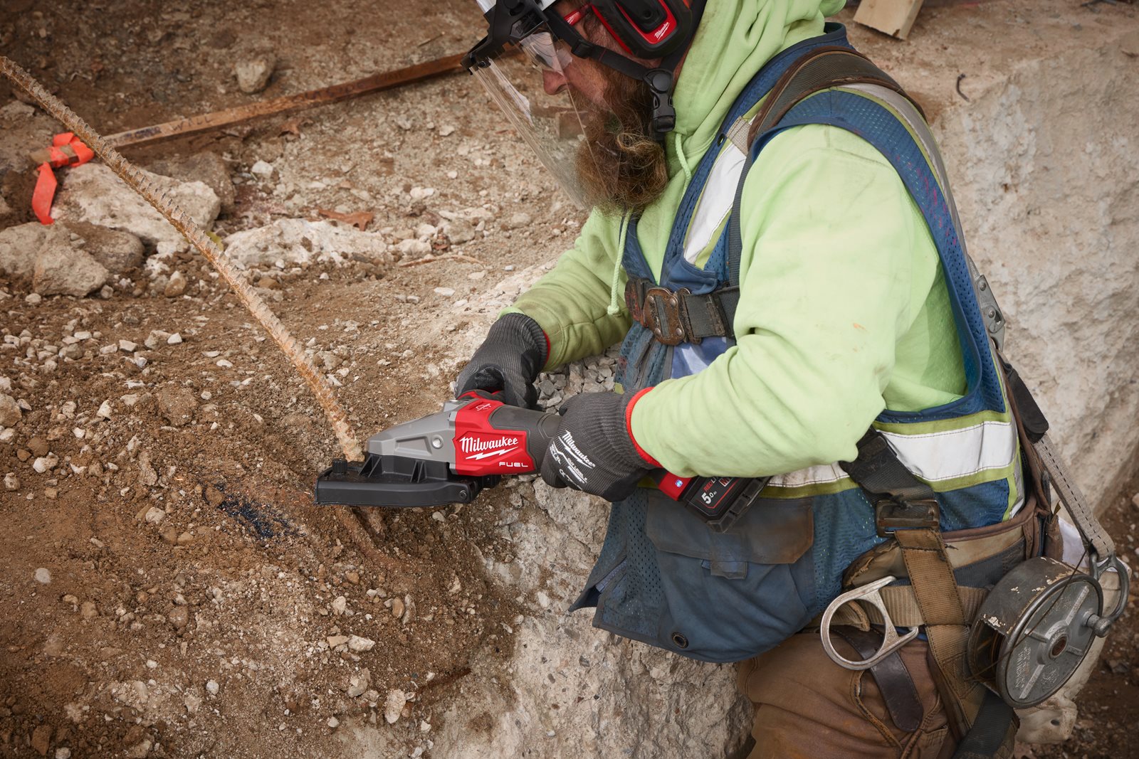 Mașină pentru tăiat fier beton M18 FUEL Milwaukee M18 FRBCO32-0X - in utilizare 1