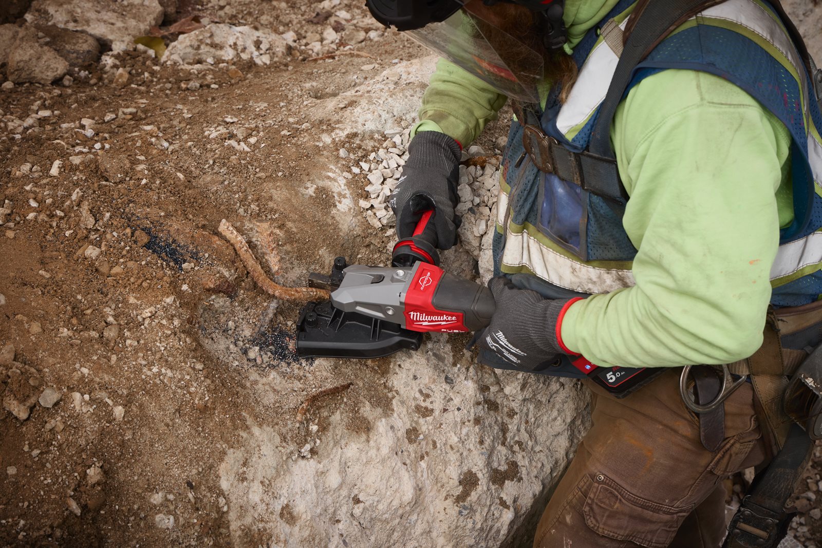 Mașină pentru tăiat fier beton M18 FUEL Milwaukee M18 FRBCO32-0X - in utilizare 2