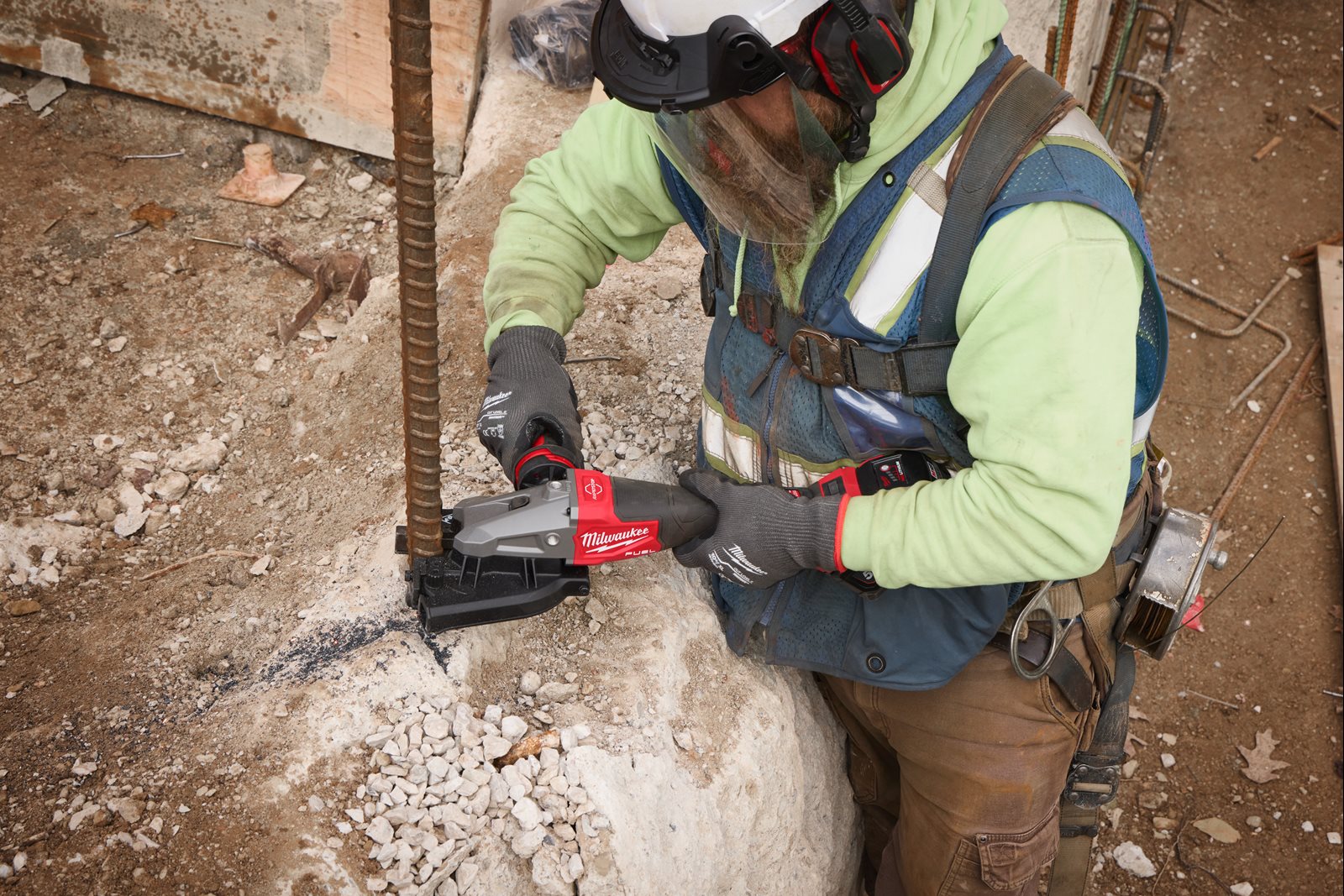 Mașină pentru tăiat fier beton M18 FUEL Milwaukee M18 FRBCO32-0X - in utilizare 3