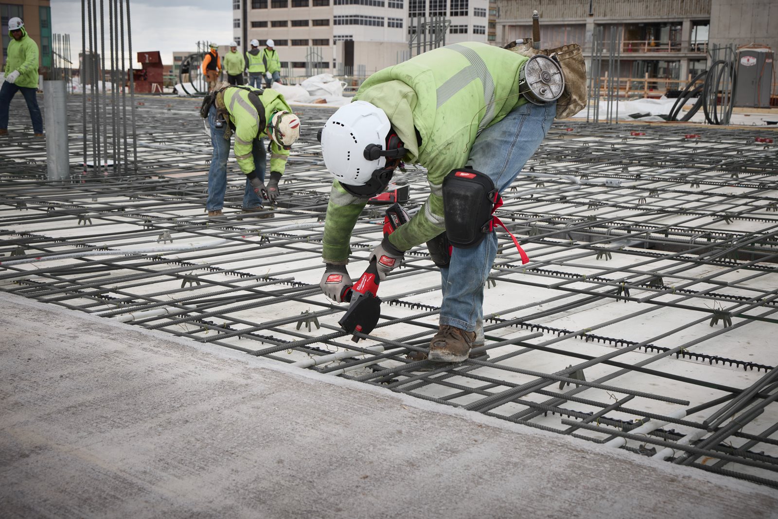 Mașină pentru tăiat fier beton M18 FUEL Milwaukee M18 FRBCO32-0X - in utilizare 4