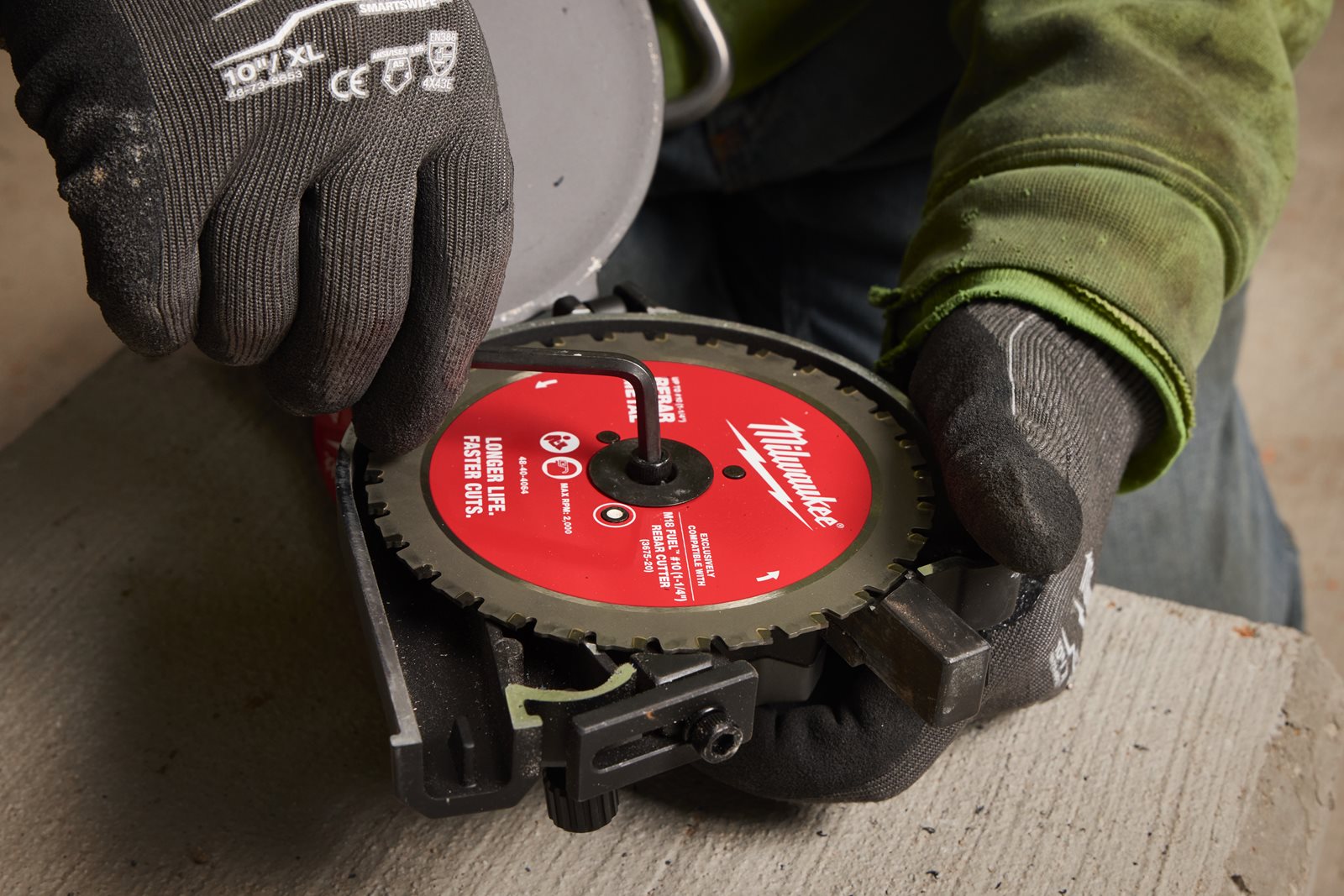 Mașină pentru tăiat fier beton M18 FUEL Milwaukee M18 FRBCO32-0X - in utilizare 6
