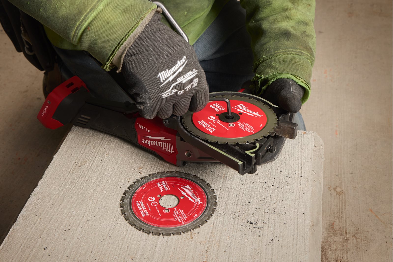 Mașină pentru tăiat fier beton M18 FUEL Milwaukee M18 FRBCO32-0X - in utilizare 7
