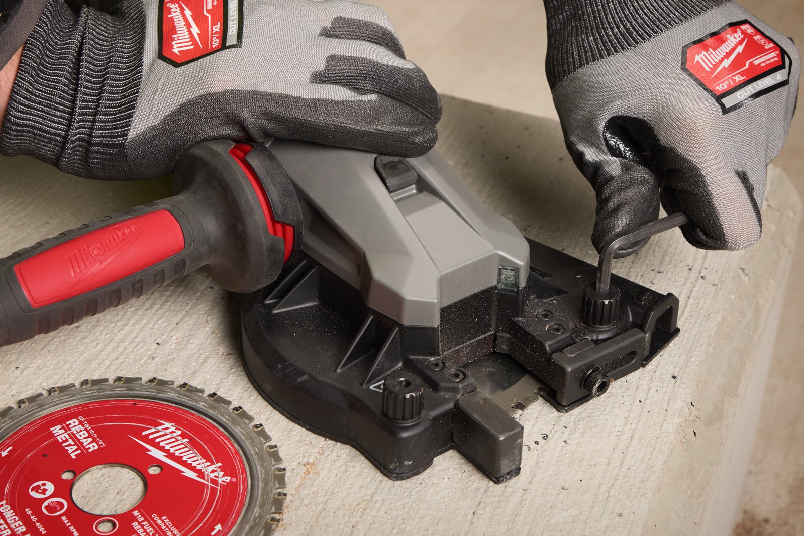 Mașină pentru tăiat fier beton M18 FUEL Milwaukee M18 FRBCO32-0X - in utilizare 8