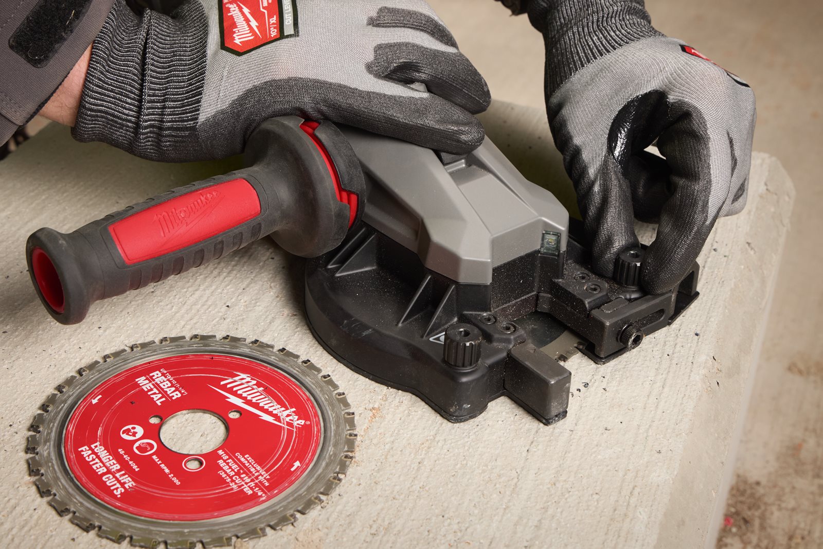 Mașină pentru tăiat fier beton M18 FUEL Milwaukee M18 FRBCO32-0X - in utilizare 9