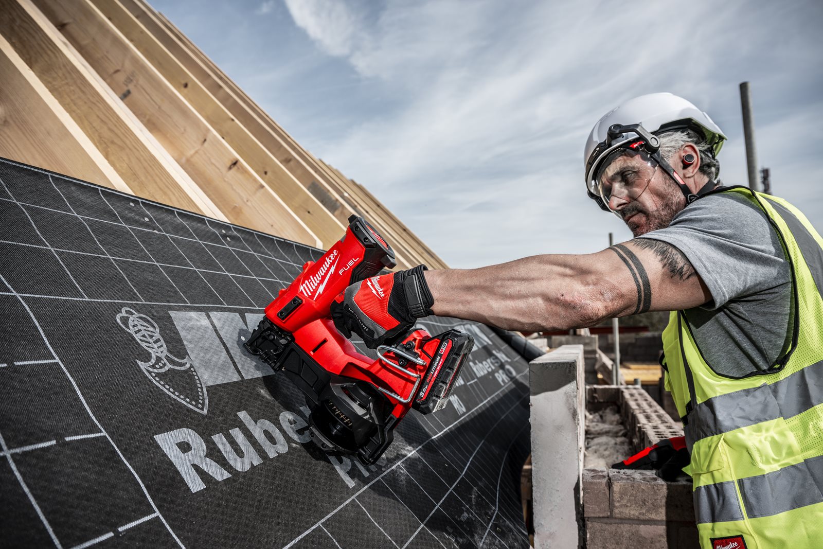 Pistol M18 FUEL de bătut cuie în role Milwaukee M18 FRCN45-0X - in utilizare 1