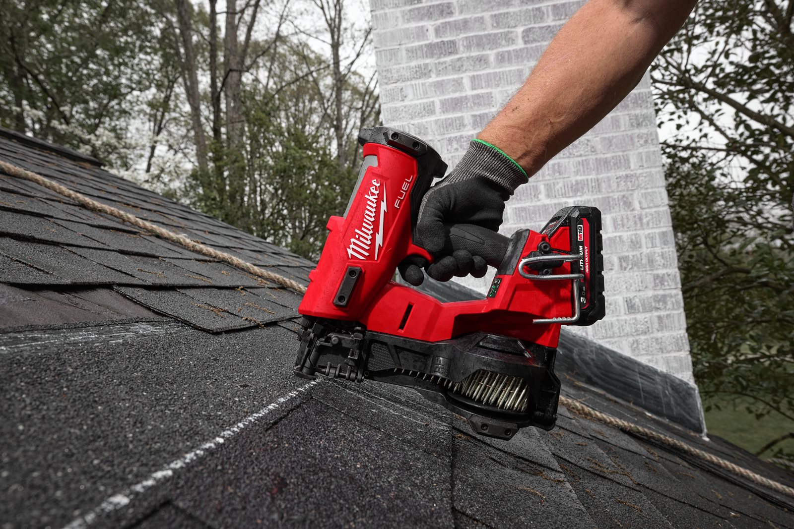 Pistol M18 FUEL de bătut cuie în role Milwaukee M18 FRCN45-0X - in utilizare 10