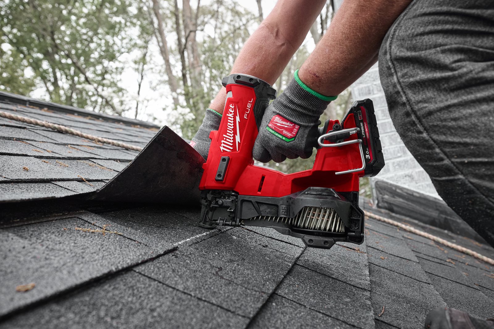 Pistol M18 FUEL de bătut cuie în role Milwaukee M18 FRCN45-0X - in utilizare 11