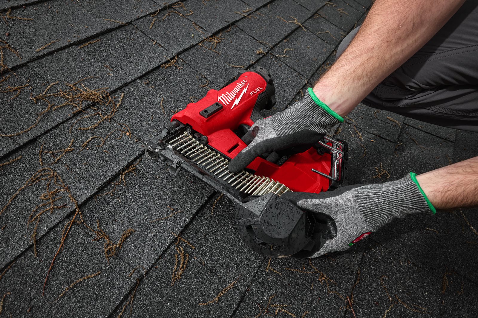 Pistol M18 FUEL de bătut cuie în role Milwaukee M18 FRCN45-0X - in utilizare 12