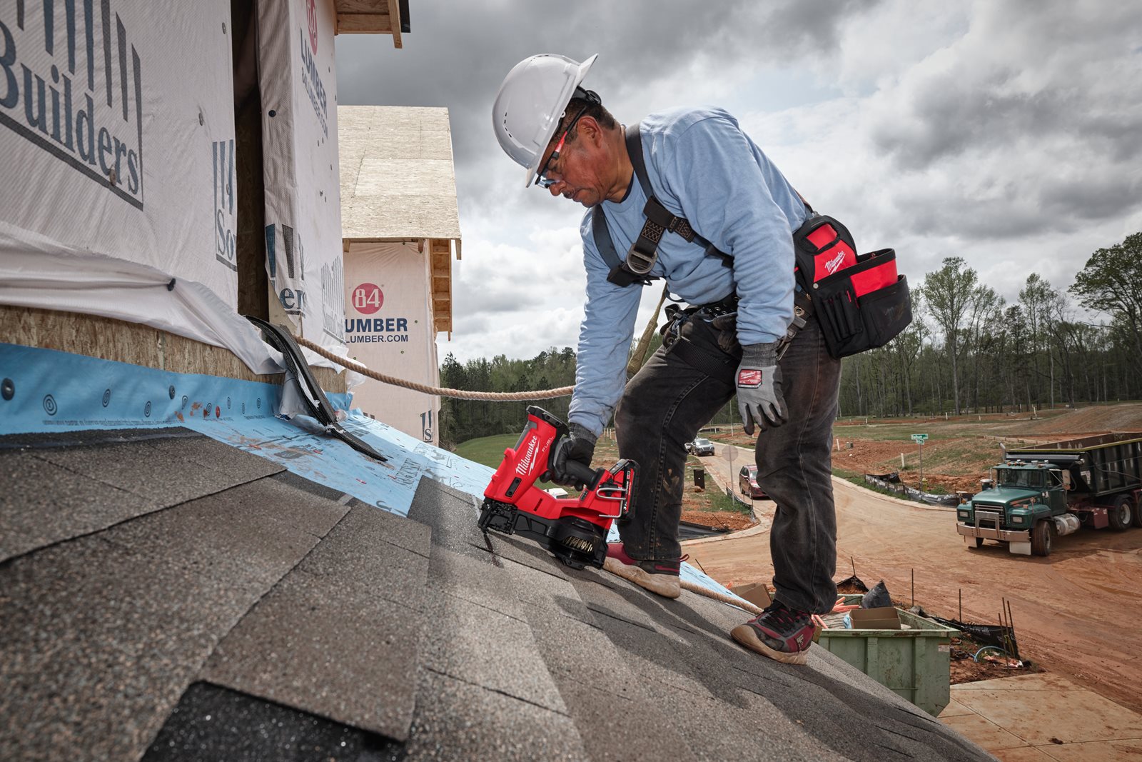 Pistol M18 FUEL de bătut cuie în role Milwaukee M18 FRCN45-0X - in utilizare 2