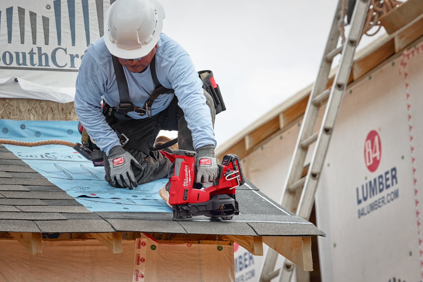 Pistol M18 FUEL de bătut cuie în role Milwaukee M18 FRCN45-0X - in utilizare 3