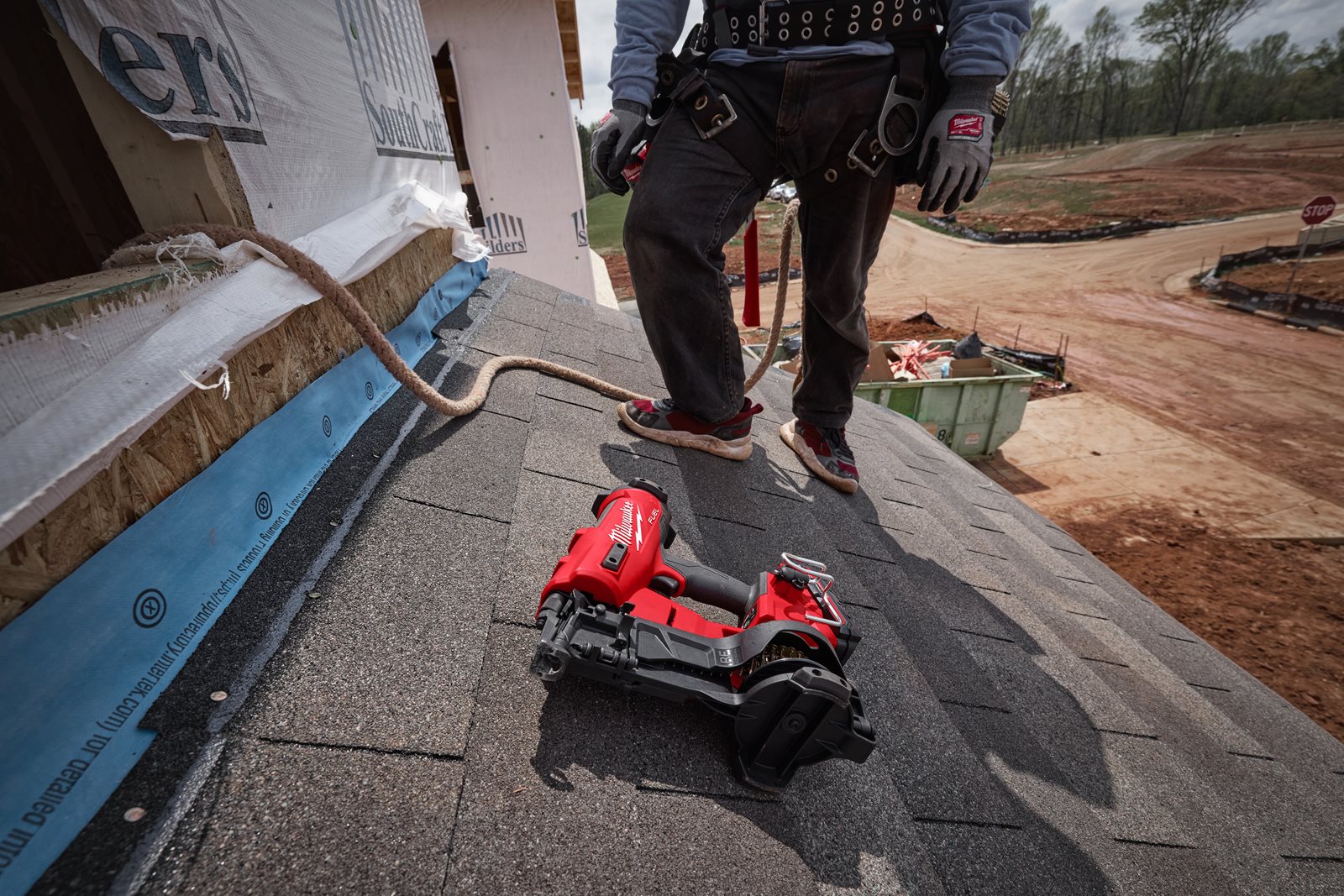 Pistol M18 FUEL de bătut cuie în role Milwaukee M18 FRCN45-0X - in utilizare 4