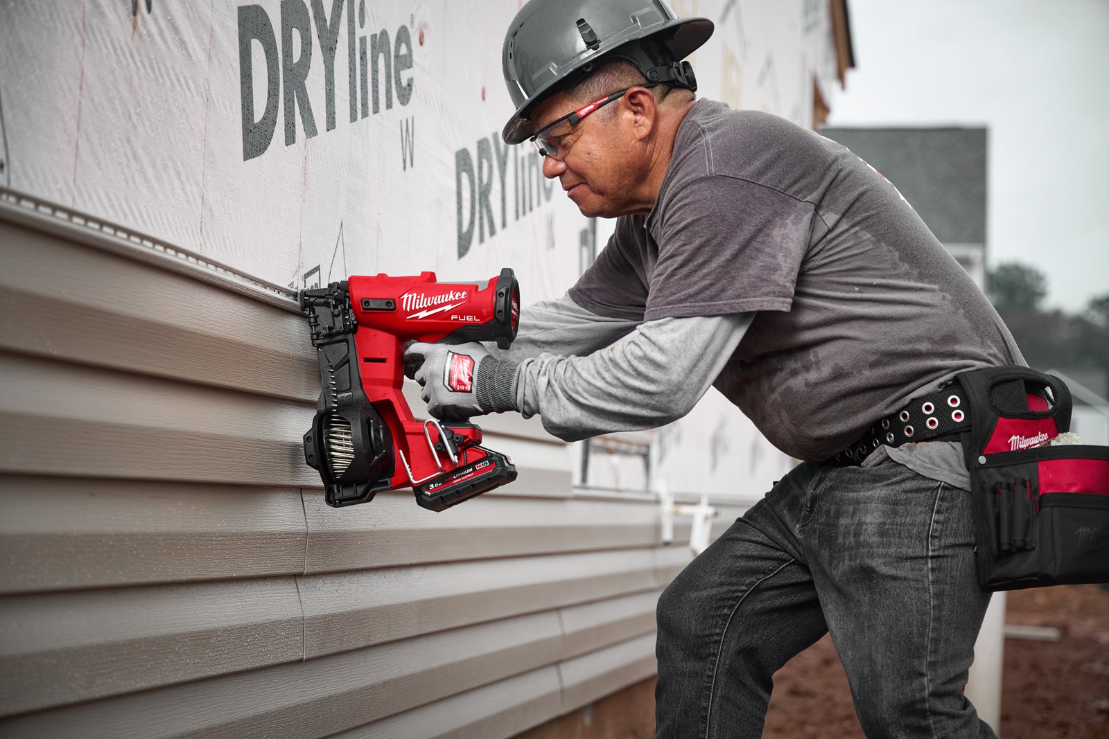 Pistol M18 FUEL de bătut cuie în role Milwaukee M18 FRCN45-0X - in utilizare 6