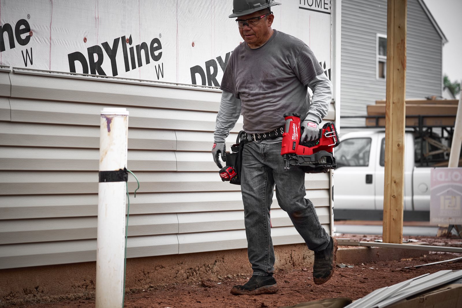 Pistol M18 FUEL de bătut cuie în role Milwaukee M18 FRCN45-0X - in utilizare 7