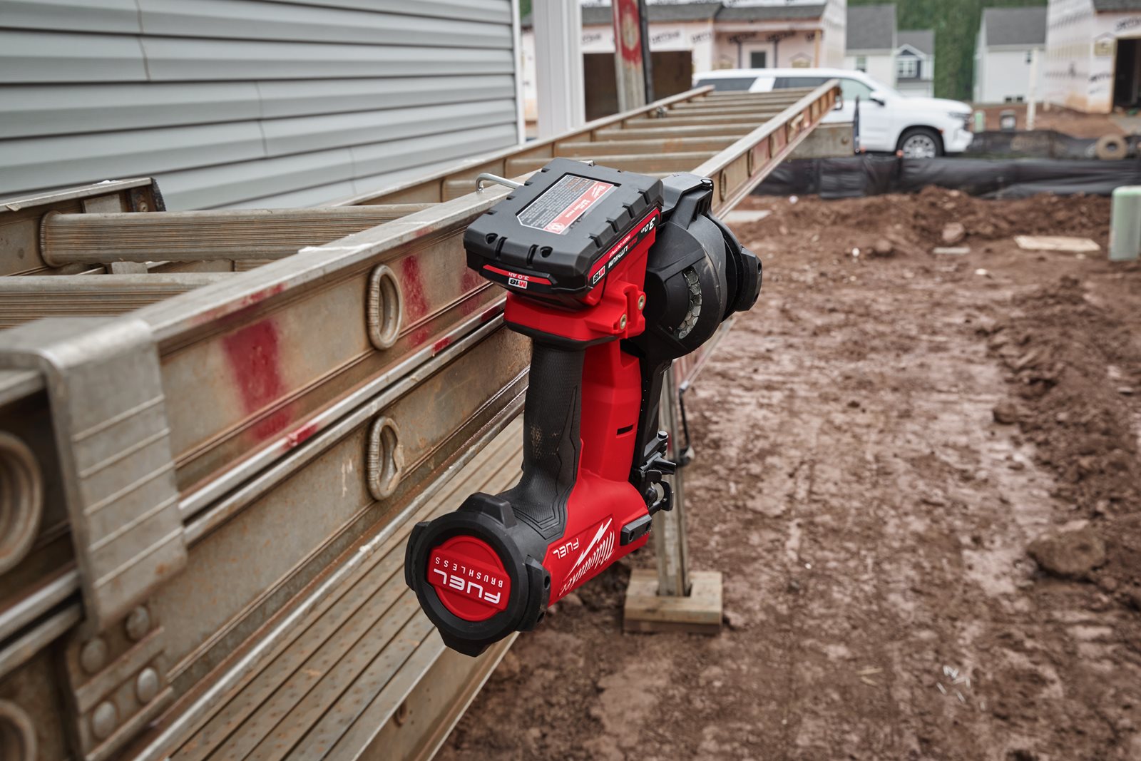Pistol M18 FUEL de bătut cuie în role Milwaukee M18 FRCN45-0X - in utilizare 8