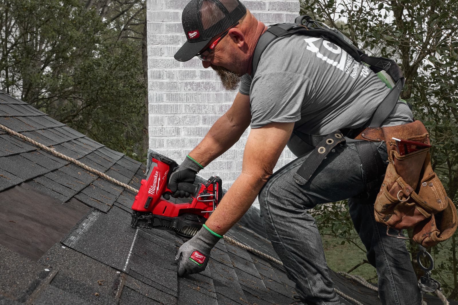 Pistol M18 FUEL de bătut cuie în role Milwaukee M18 FRCN45-0X - in utilizare 9