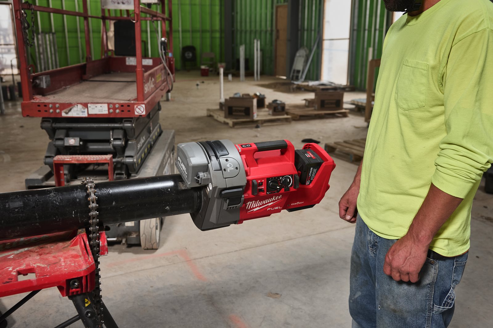 Mașină de canelat M18 FUEL 1 1/4" - 4" Milwaukee M18 FRGRO114-0C - in utilizare 6