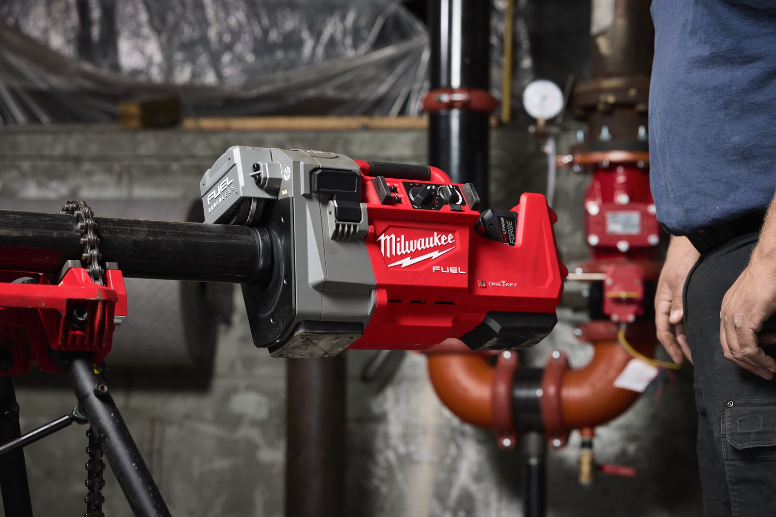 Mașină de canelat M18 FUEL 1 1/4" - 4" Milwaukee M18 FRGRO114-0C - in utilizare 1