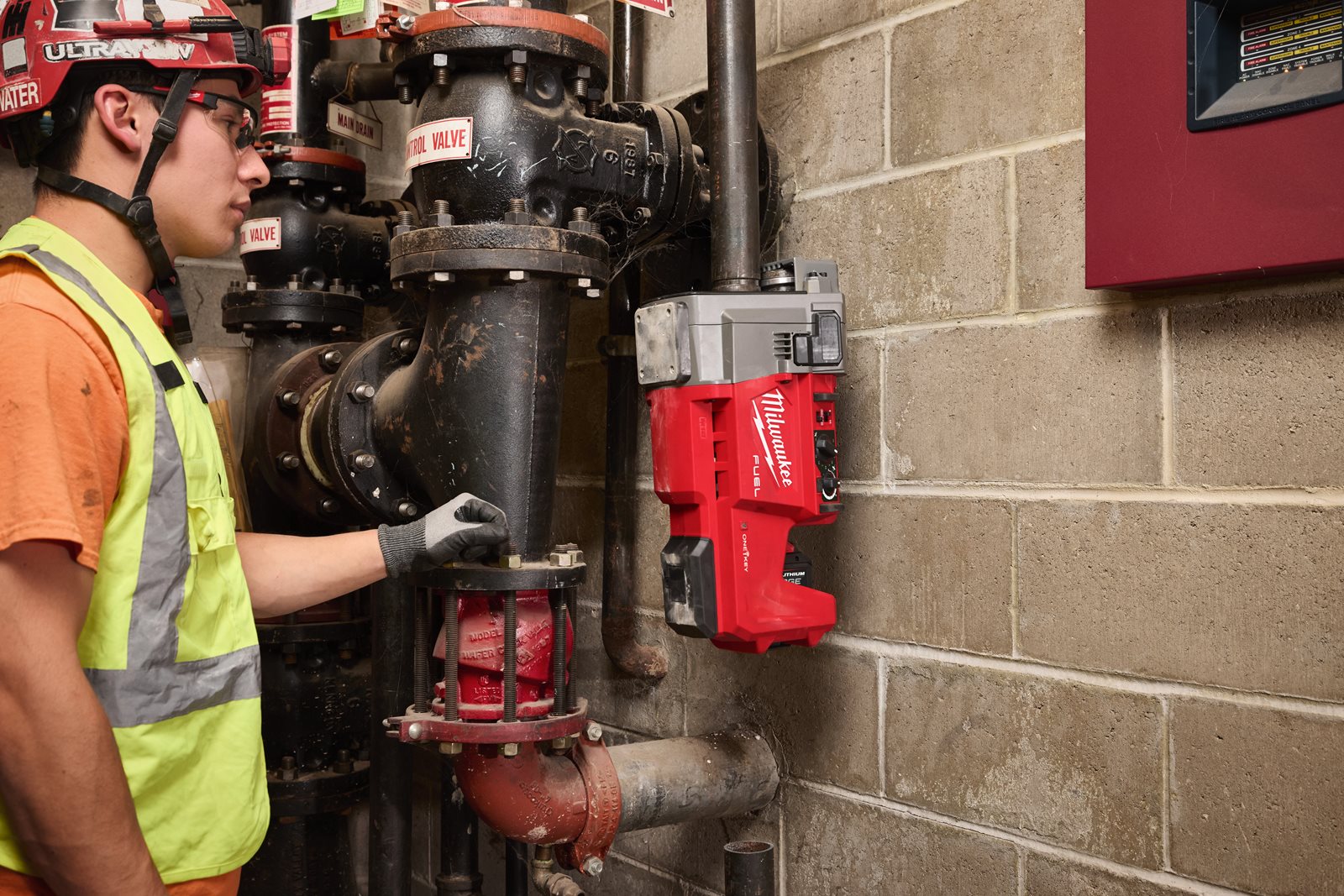 Mașină de canelat M18 FUEL 1 1/4" - 4" Milwaukee M18 FRGRO114-0C - in utilizare 2