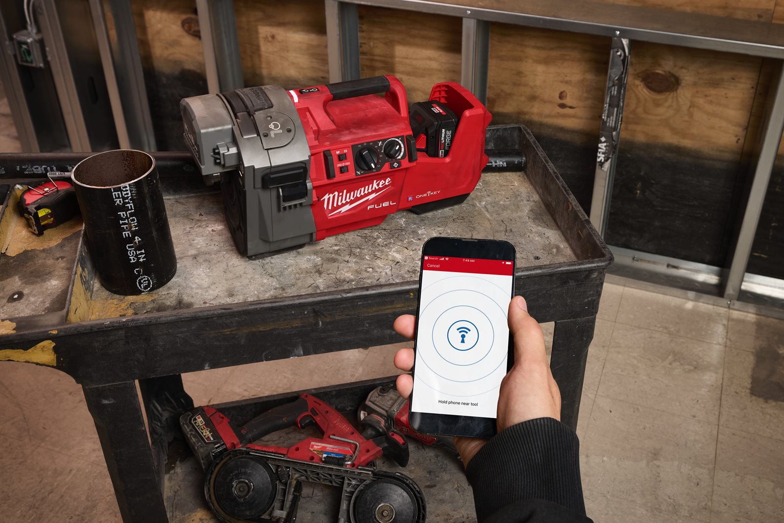 Mașină de canelat M18 FUEL 1 1/4" - 4" Milwaukee M18 FRGRO114-0C - in utilizare 3