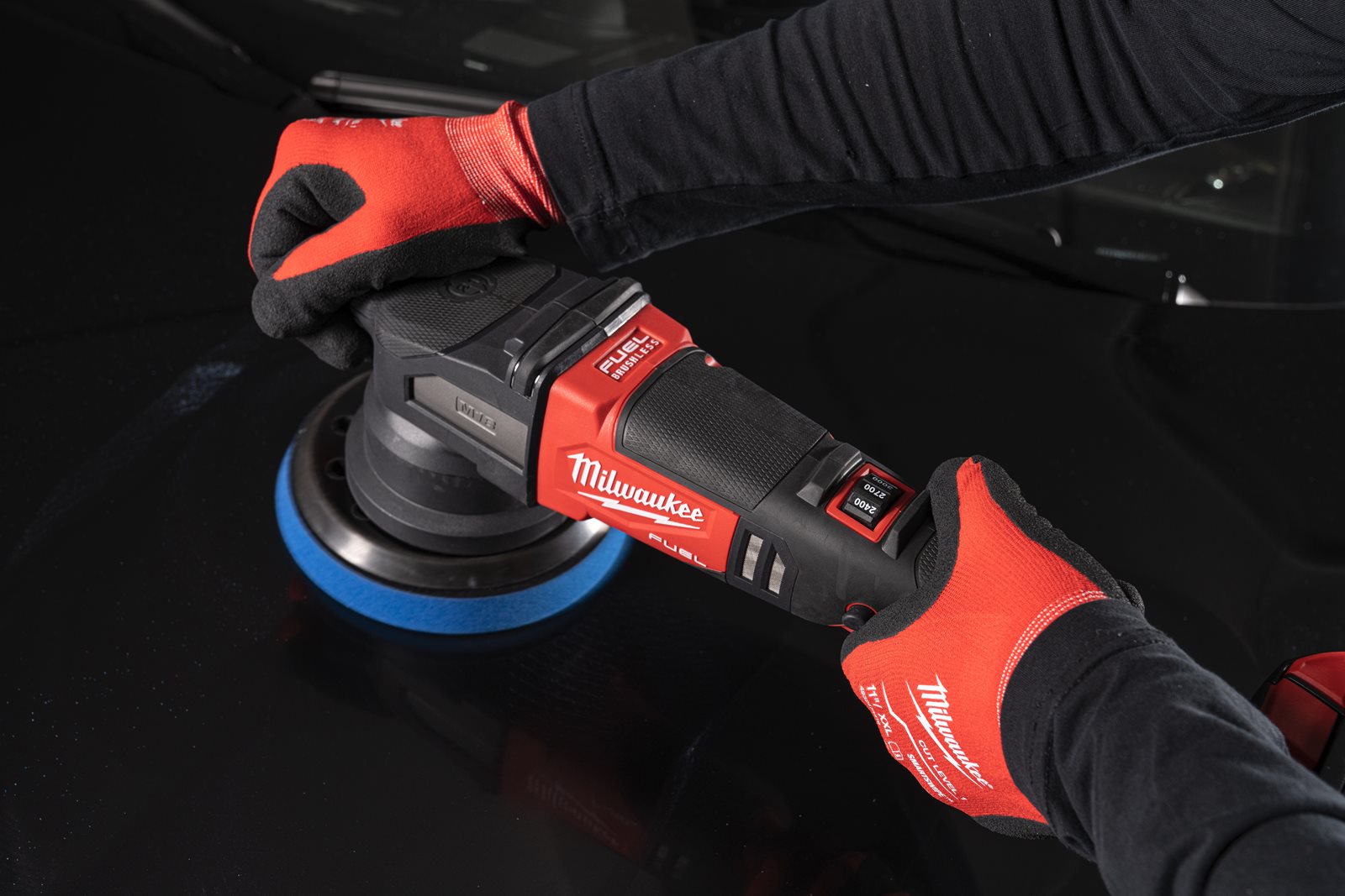 Mașină de polișat orbitală M18 FUEL 21 mm Milwaukee M18 FROP21-0X - in utilizare 2