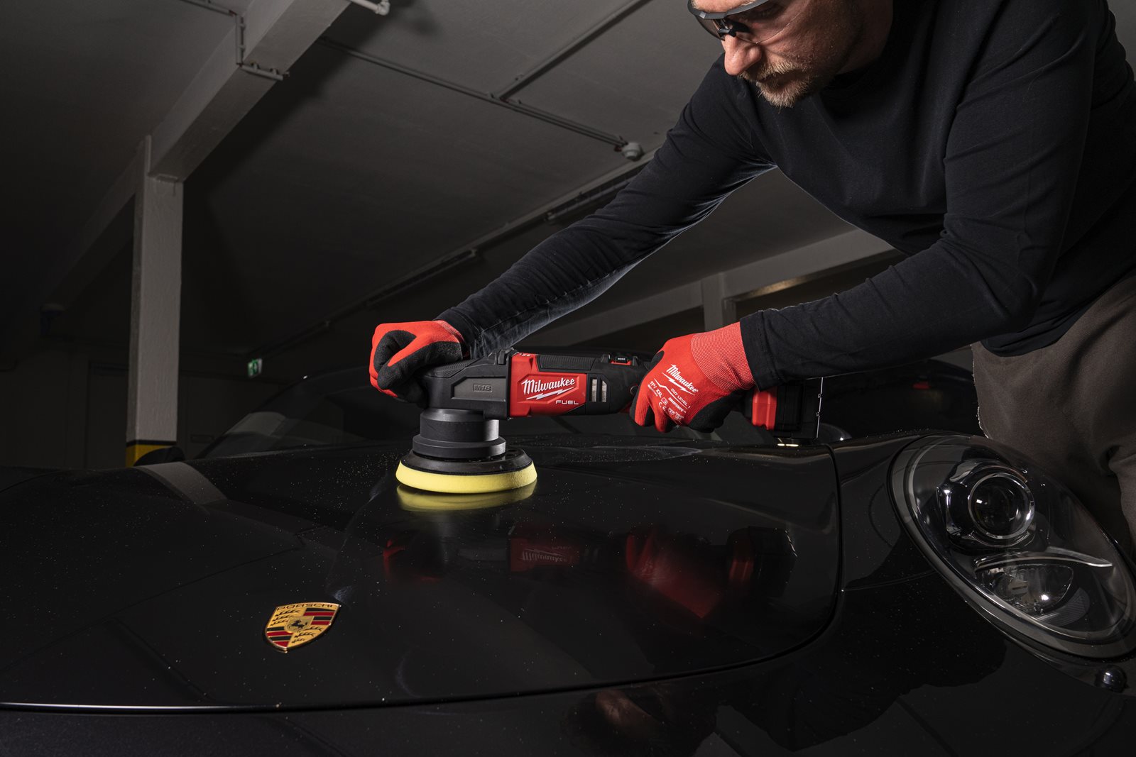 Mașină de polișat orbitală M18 FUEL 21 mm Milwaukee M18 FROP21-0X - in utilizare 4