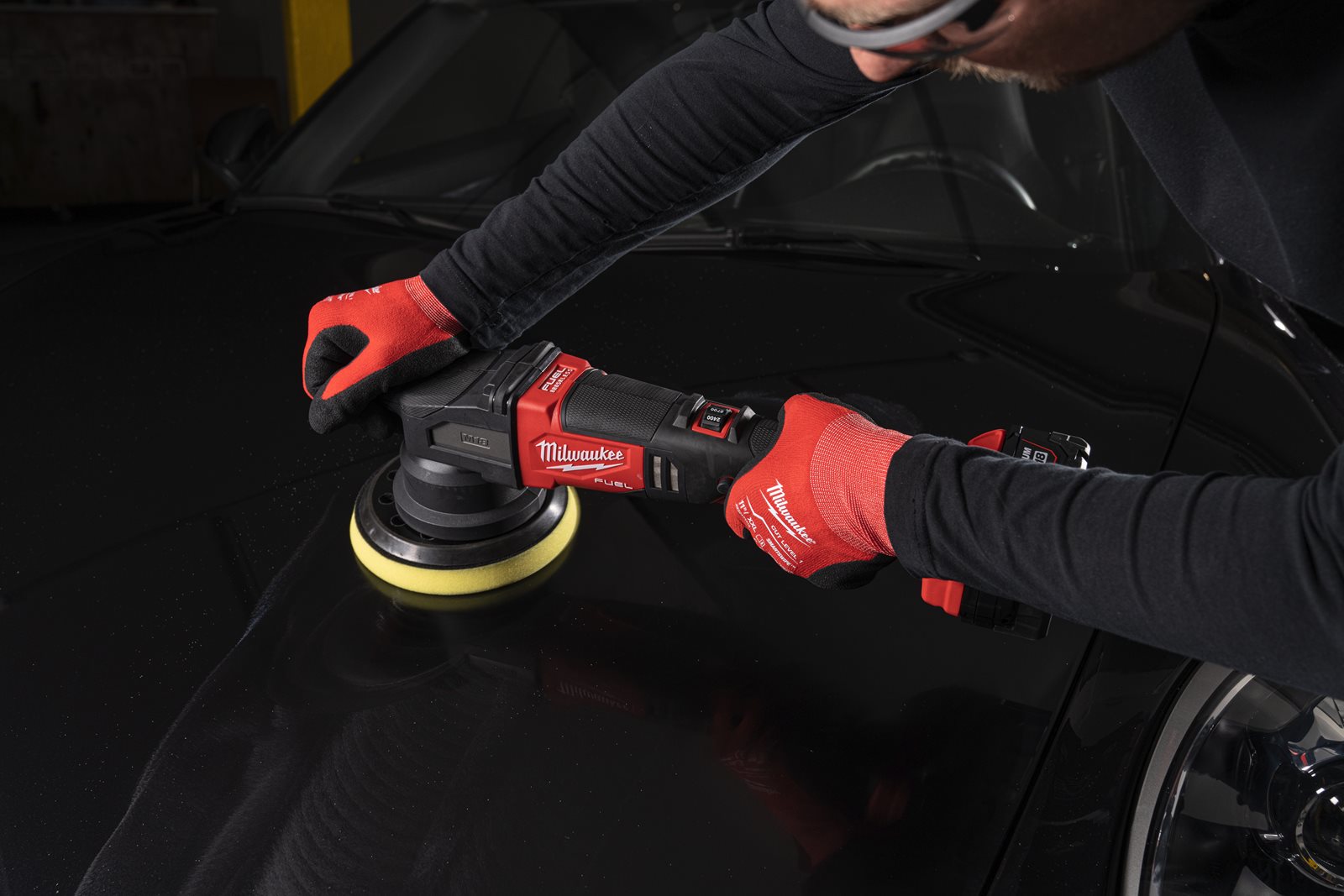 Mașină de polișat orbitală M18 FUEL 21 mm Milwaukee M18 FROP21-0X - in utilizare 5