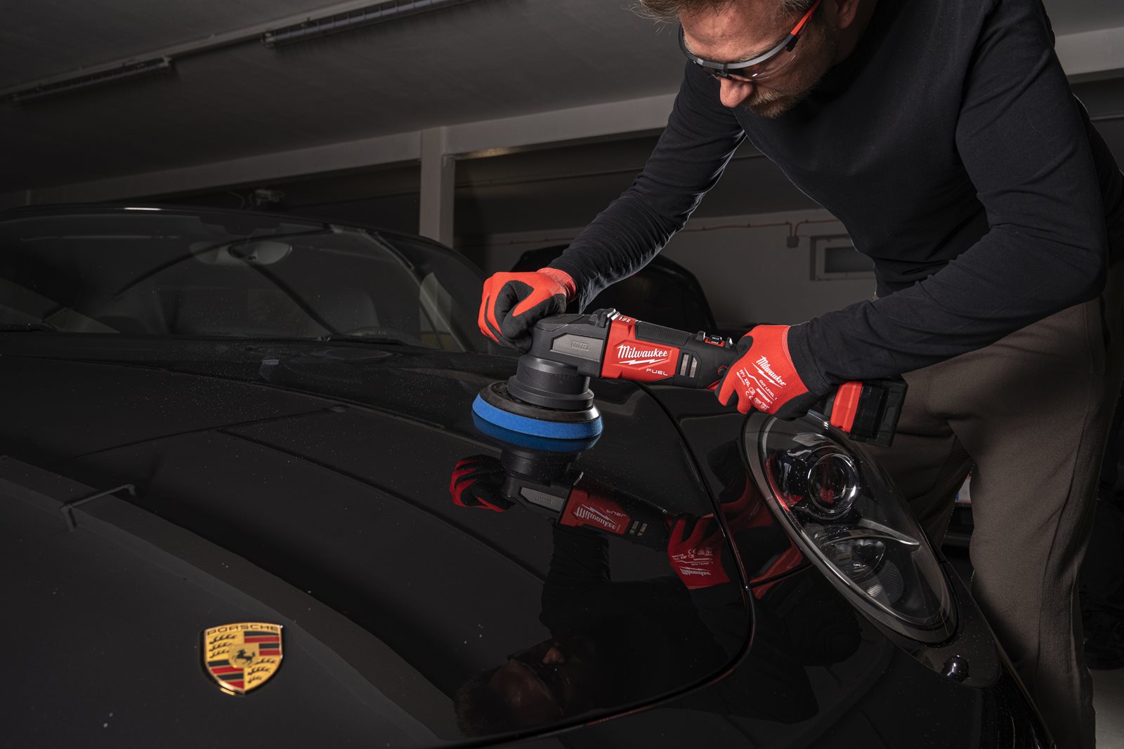 Mașină de polișat orbitală M18 FUEL 21 mm Milwaukee M18 FROP21-0X - in utilizare 7