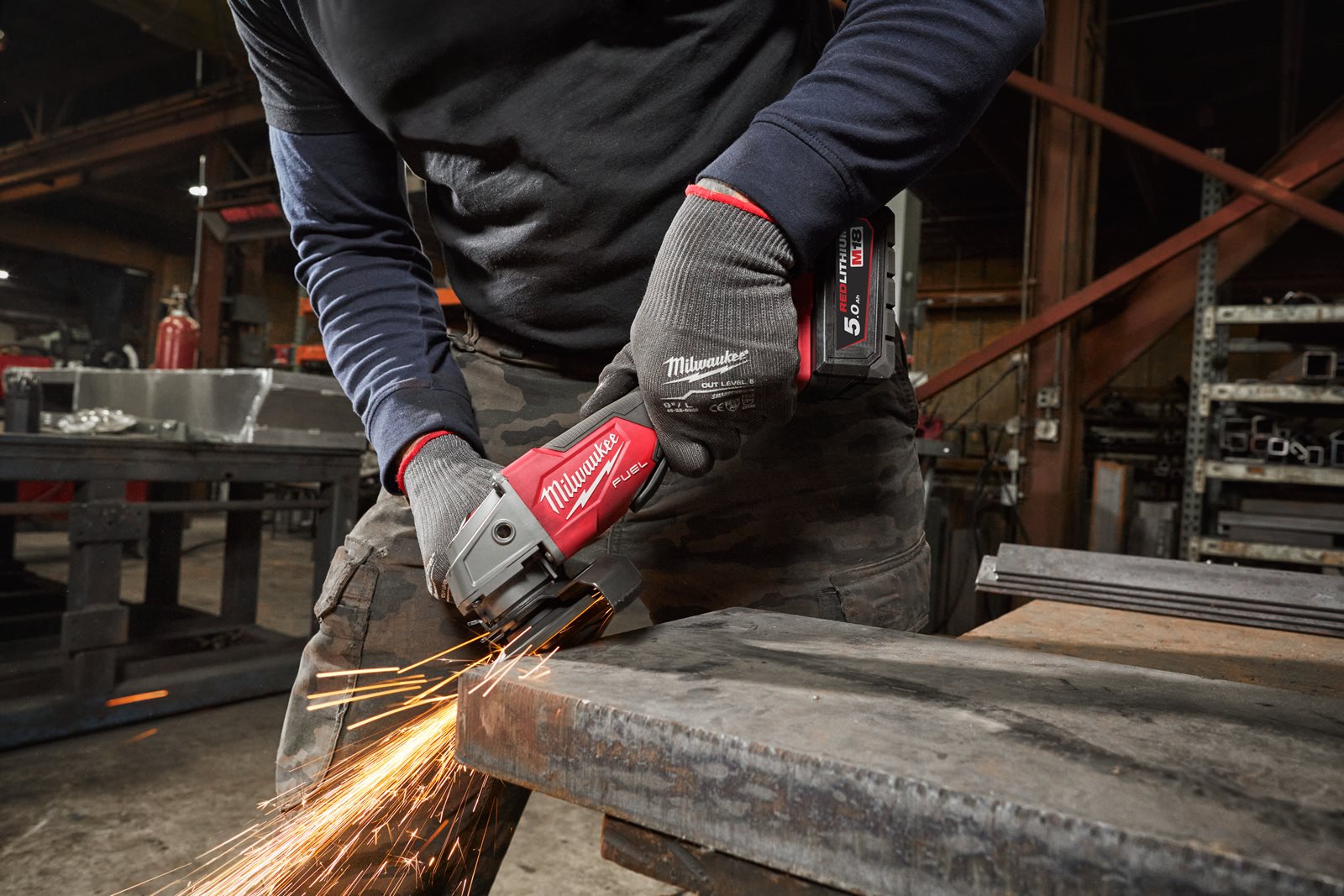 Polizor unghiular 125 mm cu comutator culisant M18 FUEL Milwaukee M18 FSAG125X-0X - in utilizare 1
