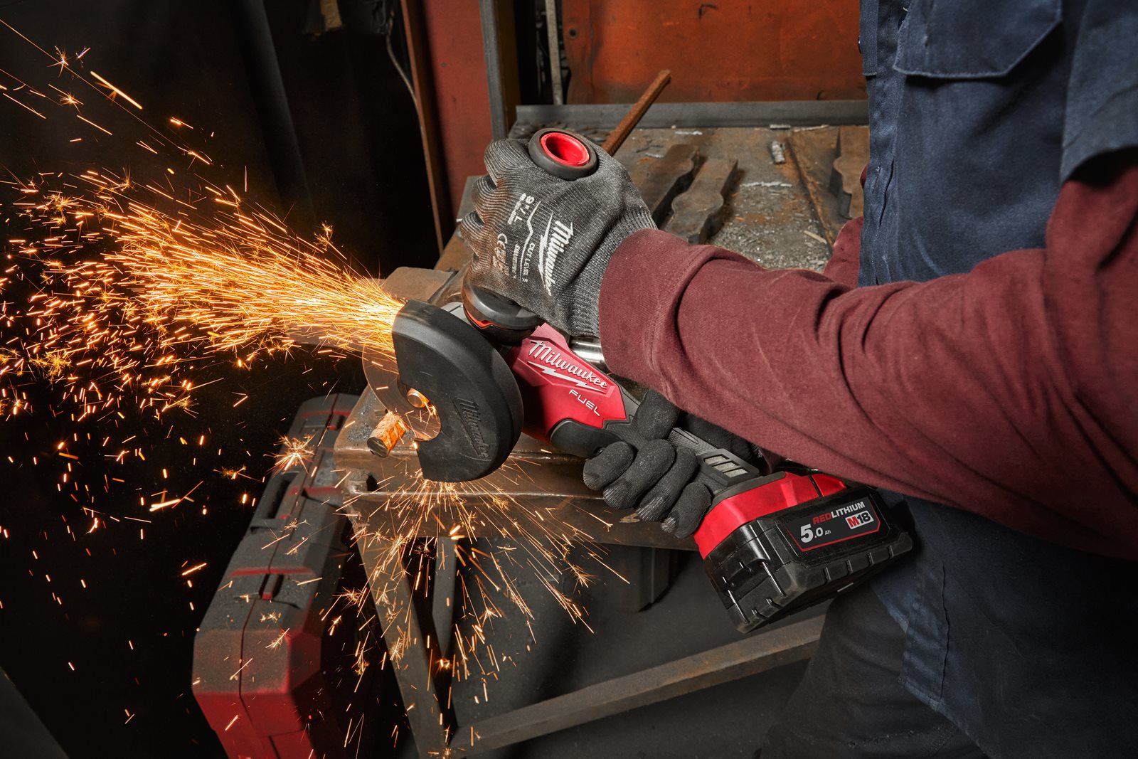Polizor unghiular 125 mm cu comutator culisant M18 FUEL Milwaukee M18 FSAG125X-0X - in utilizare 2
