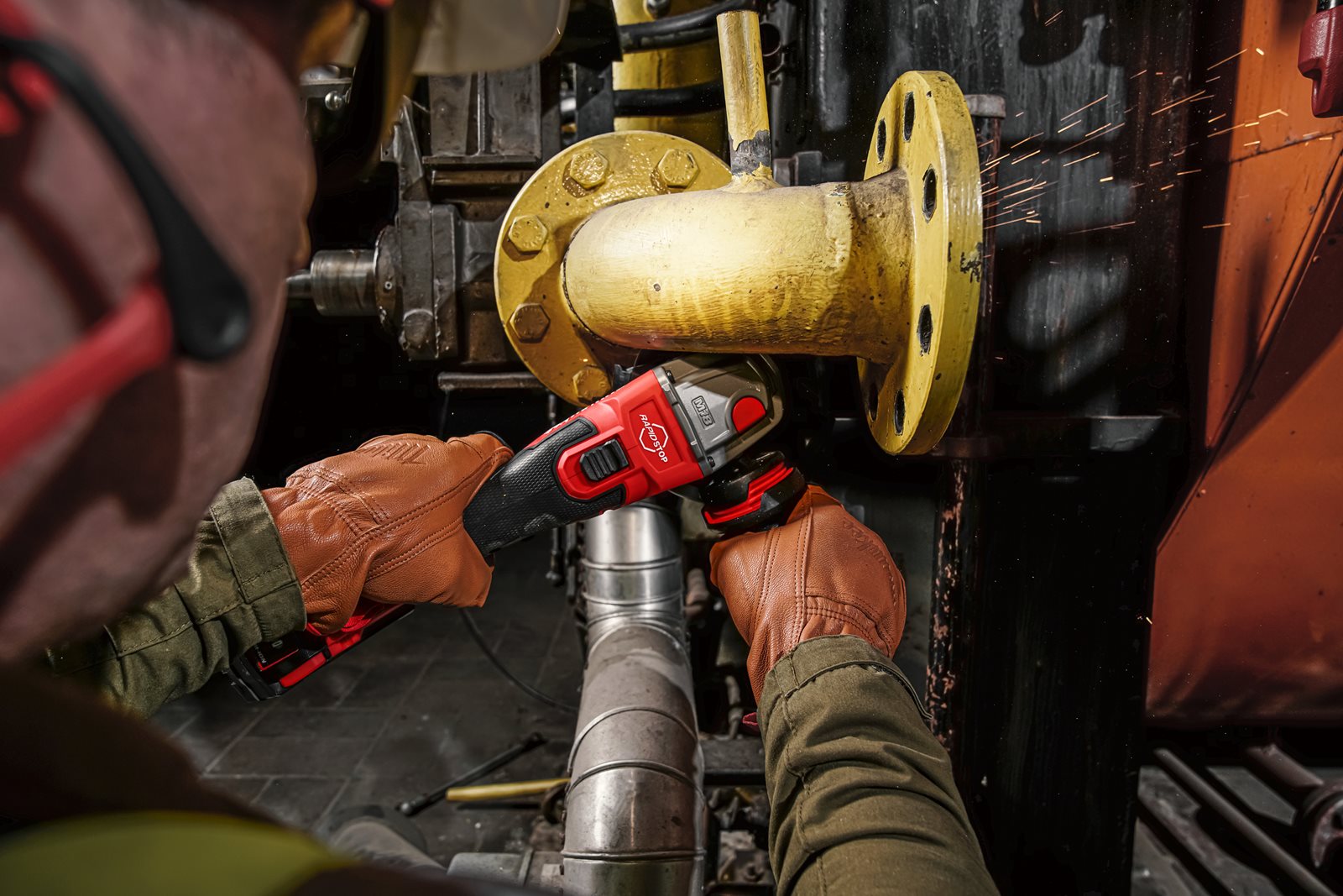 Polizor unghiular 125 mm cu frânare și comutator culisant M18 FUEL Milwaukee M18 FSAG125XB-0X 4933478429 - in utilizare 1