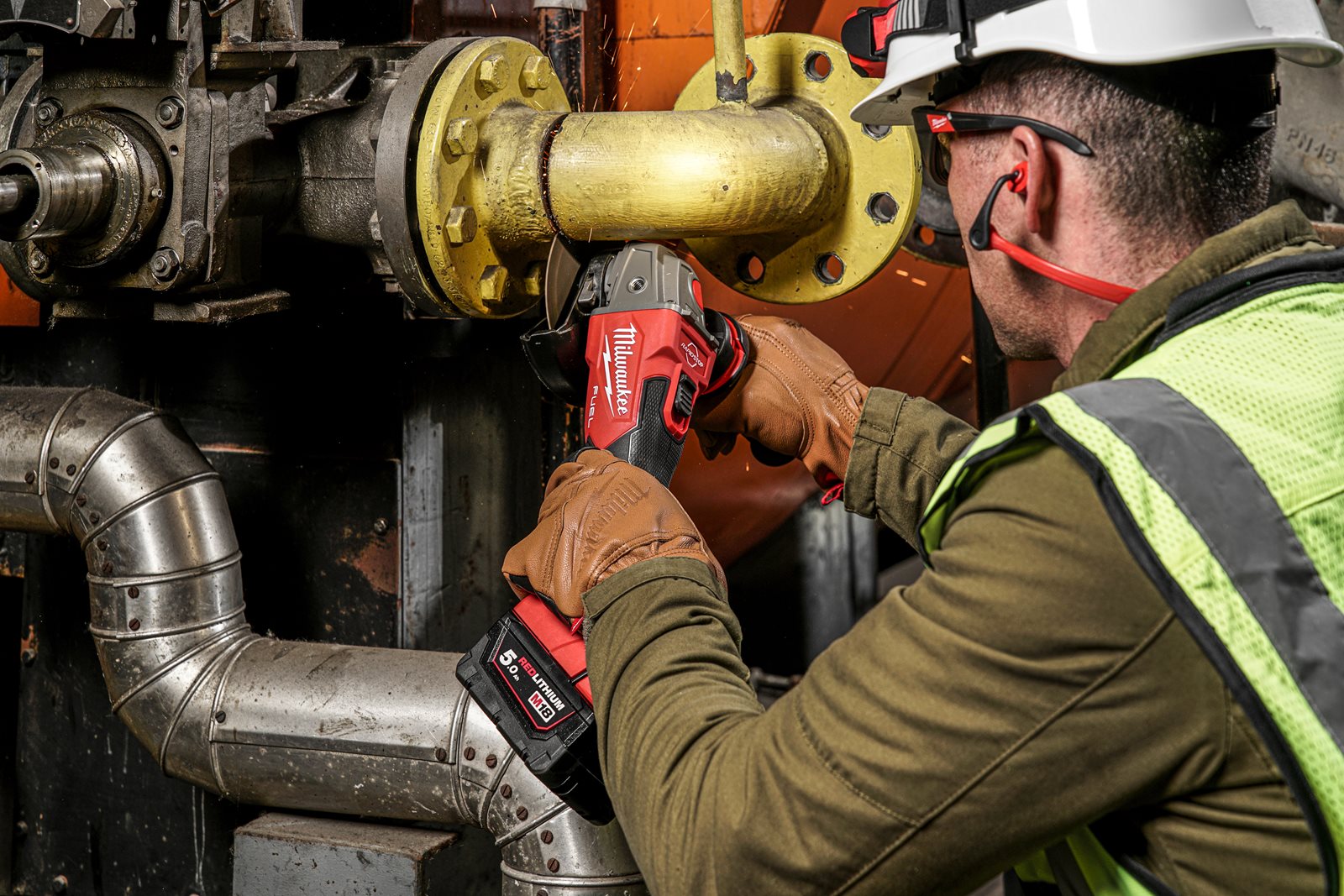 Polizor unghiular 125 mm cu frânare și comutator culisant M18 FUEL Milwaukee M18 FSAG125XB-0X 4933478429 - in utilizare 2