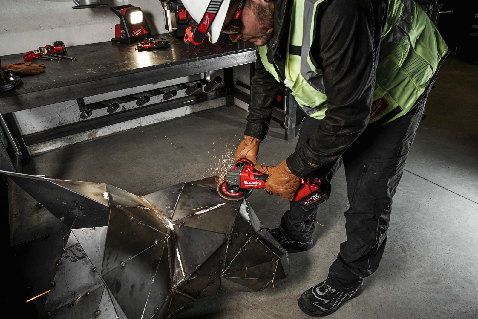 Polizor unghiular 125 mm cu frânare și comutator culisant M18 FUEL Milwaukee M18 FSAG125XB-0X 4933478429 - in utilizare 3