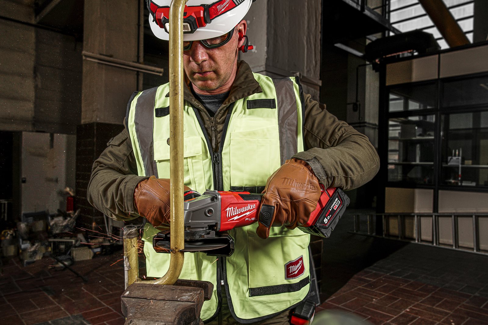 Polizor unghiular 125 mm cu frânare și comutator culisant M18 FUEL Milwaukee M18 FSAG125XB-0X 4933478429 - in utilizare 4
