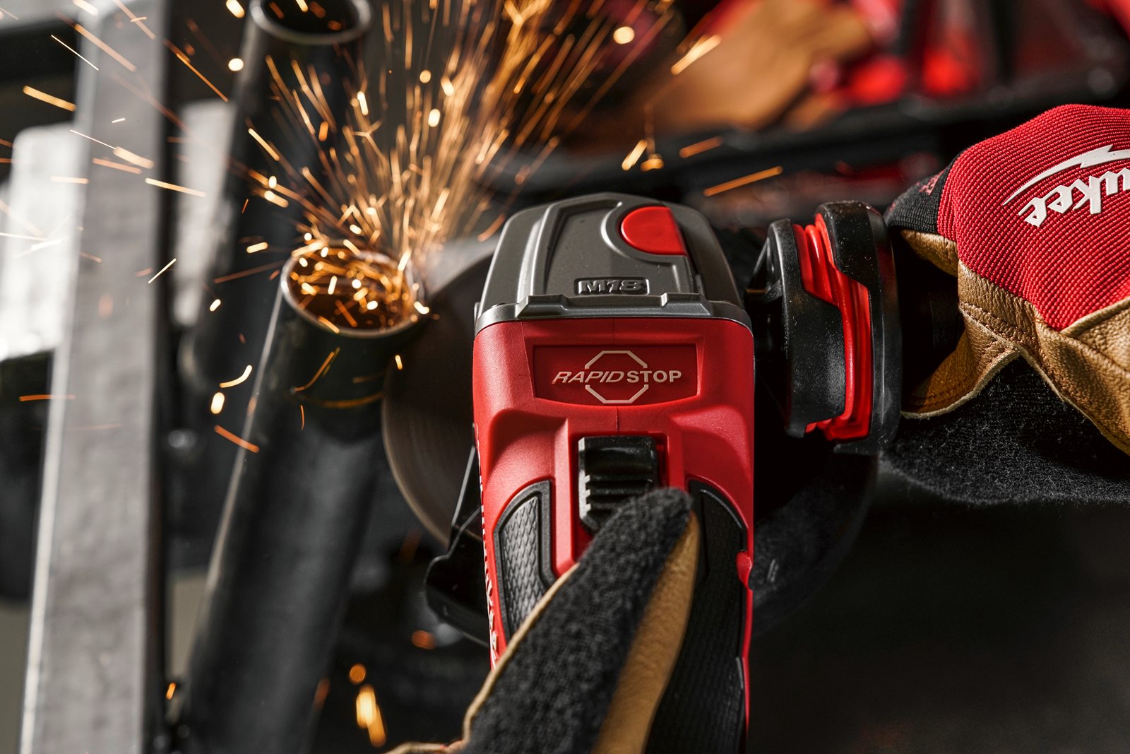 Polizor unghiular 125 mm cu frânare și comutator culisant M18 FUEL Milwaukee M18 FSAG125XB-0X 4933478429 - in utilizare 5