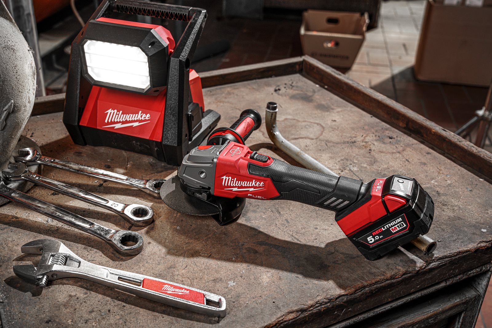 Polizor unghiular 125 mm cu frânare și comutator culisant M18 FUEL Milwaukee M18 FSAG125XB-0X 4933478429 - in utilizare 6