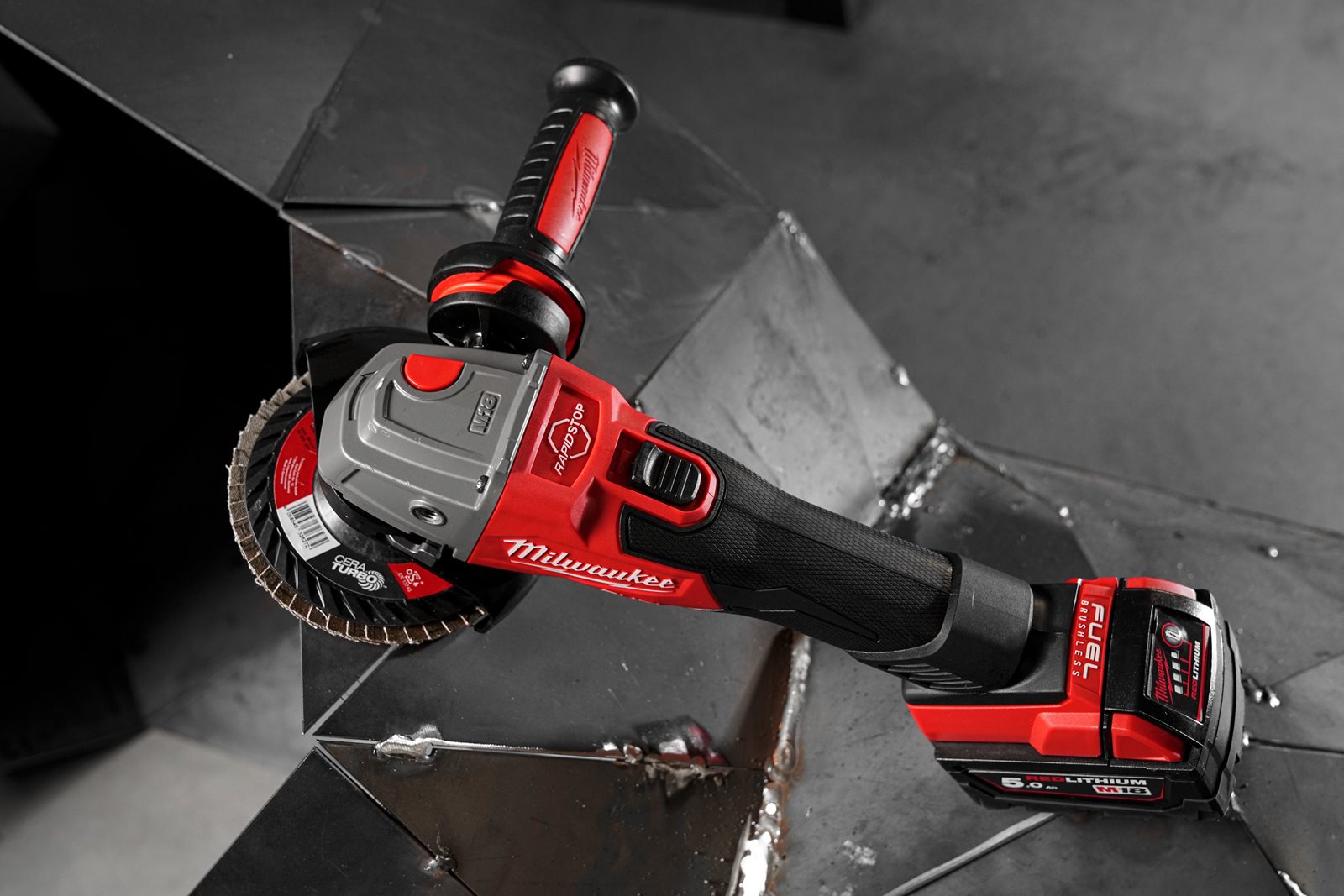 Polizor unghiular 125 mm cu frânare și comutator culisant M18 FUEL Milwaukee M18 FSAG125XB-0X 4933478429 - in utilizare 7