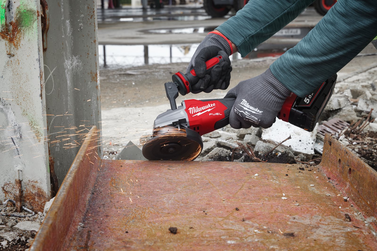 Polizor unghiular 125 mm cu viteză variabilă M18 FUELONE-KEY Milwaukee M18 FSAGSVO125X-0X - in utilizare 12